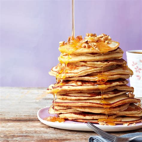 Pancakes mit Ahornsirup und Walnüssen