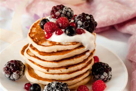 Pancakes mit Beeren und Puderzucker