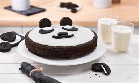 Panda Kuchen mit Oreo®-Stücken und Fondant-Augen