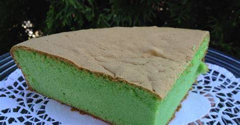 Pandan Chiffon Kuchen im Anschnitt und Zutaten