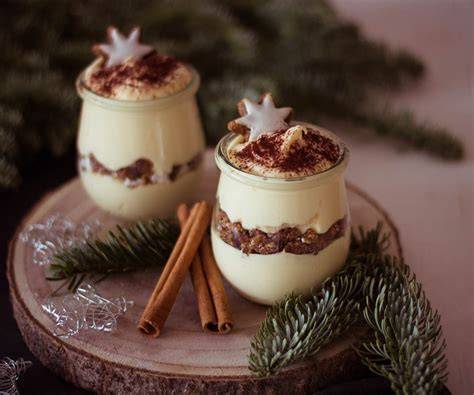 Pandoro-Baum mit Mascarpone-Creme und Schokolade