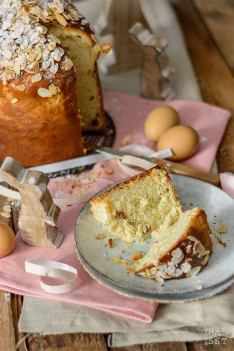 Panettone aufgeschnitten mit Mandeln und Puderzucker
