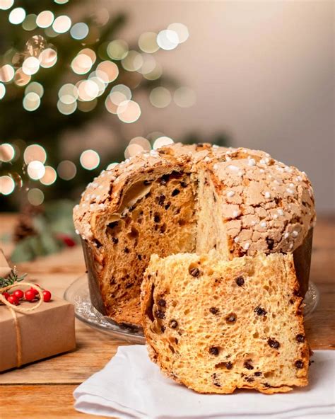 Panettone mit Papiermanschette in Scheiben