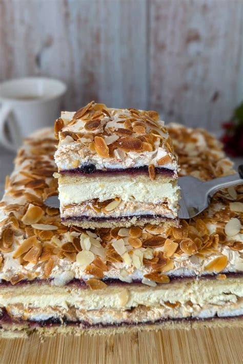 Pani Walewska Torte, angeschnitten, klassische Schichtstruktur sichtbar