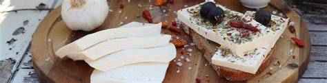 Panierprozess von Feta Schritt für Schritt