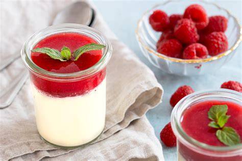 Panna Cotta Äpfel im Glas mit Karamellkern
