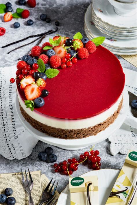 Panna Cotta Torte mit Beerenspiegel