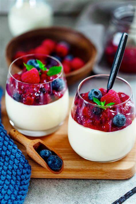 Panna Cotta im Kühlschrank in Schraubgläsern