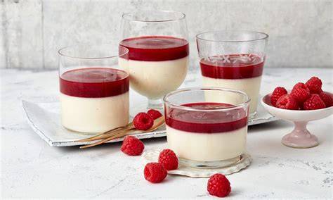 Panna Cotta in Schälchen, gestürzt serviert