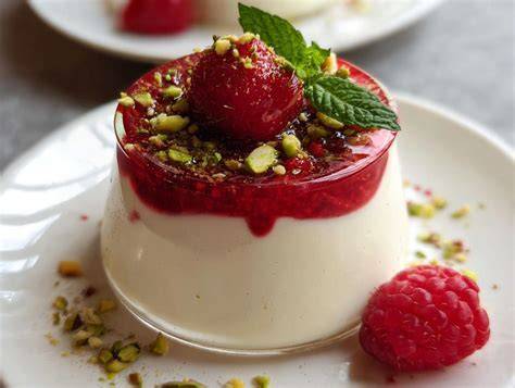Panna Cotta in Silikonformen Fantasie, angerichtet als Dessertkuchen