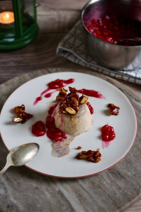 Panna Cotta mit Fruchtcoulis und Mandelkrokant