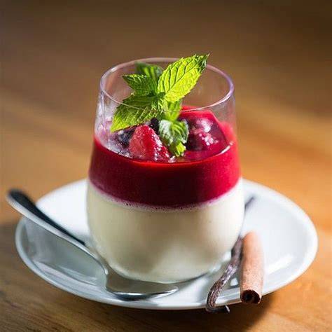 Panna Cotta mit Fruchtsauce im Glas