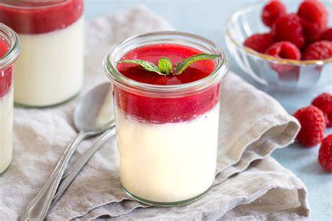 Panna Cotta mit Himbeerspiegel im Glas