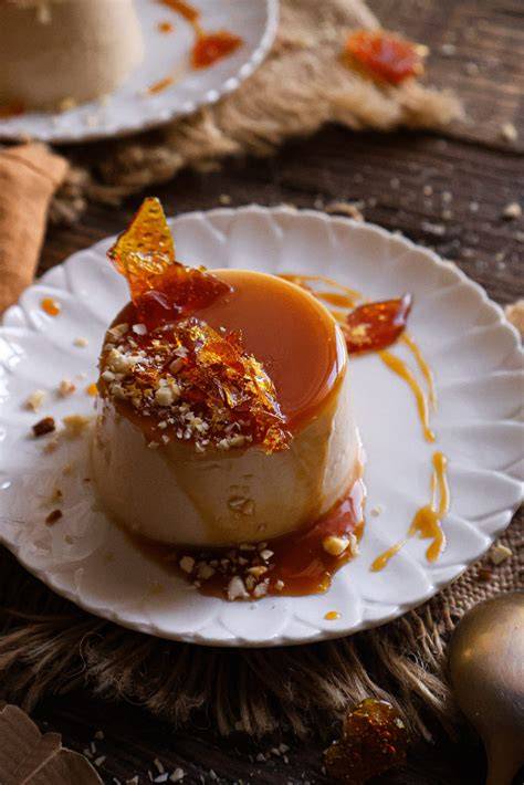 Panna Cotta mit Karamellsauce auf Teller