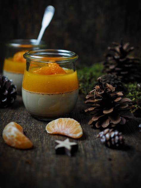 Panna Cotta mit Mandarinencreme und Kräuterbitter-Dekoration