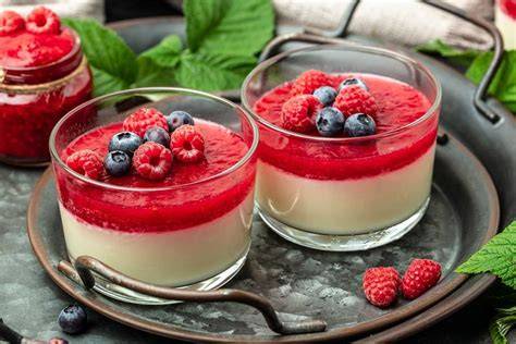 Panna Cotta mit frischen Beeren und Karamellsoße