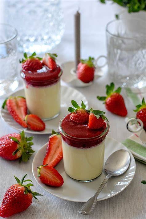 Panna Cotta mit frischen Erdbeeren und Balsamico-Reduktion