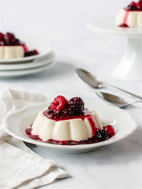 Panna Cotta ohne Gelatine mit Beeren-Kompott