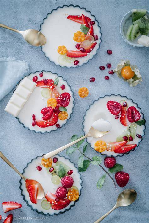 Panna Cotta-Eiscreme mit weißer Schokolade und Früchten