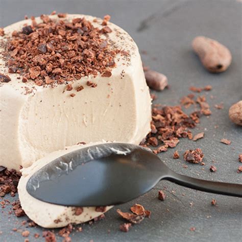 Panna cotta in Tassen mit Espresso und Milchschaum