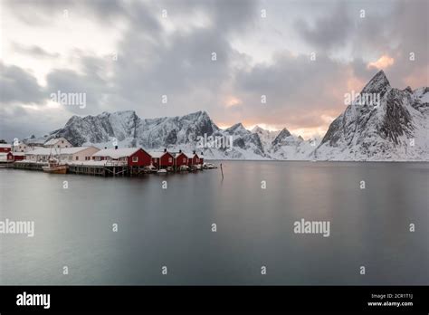Panorama der Lofoten-Inseln mit Fischerhütten und Bergen