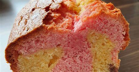 Papageienkuchen: dreifarbiger Blechkuchen mit Roter Grütze