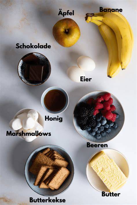 Papaya-Früchte aufgeschnitten mit Zutaten für Nachtische