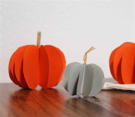 Papier-Kürbis DIY mit Pfeifenputzer-Ranke