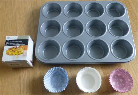 Papierförmchen und Silikonformen für Muffins