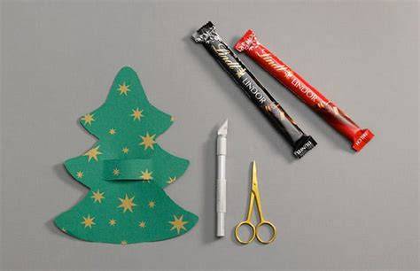 Papiertannen mit LINDOR Stick und Lindt Weihnachtsmännern