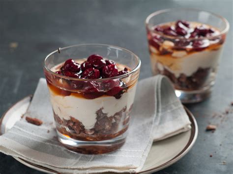 Paradiescreme-Spekulatius-Kirsch-Dessert in Gläsern