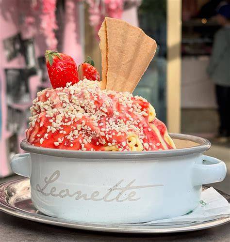 Parfait-Gugelhupf auf Gitter, der mit Vollmilchglasur überzogen wird