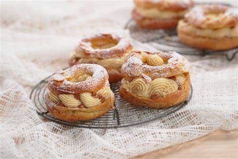 Paris-Brest und andere Patisserie-Delikatessen mit Praliné