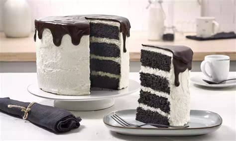 Paris-Style: Schwarz-weisse Streifen auf Torte
