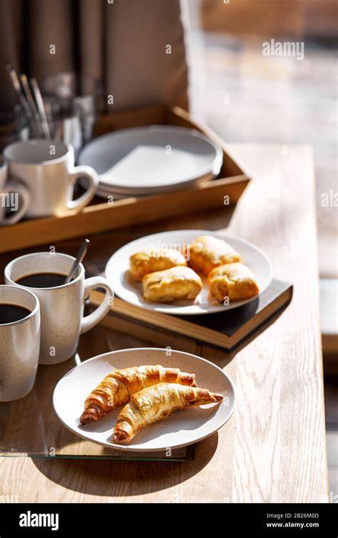Pariser Café mit Croissants auf dem Tisch