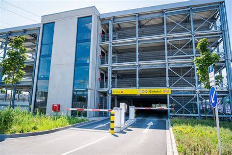 Parkhaus und Besucherparkplätze