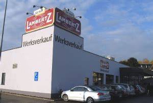 Parkplatz und Eingang zum Werksverkauf Lambertz
