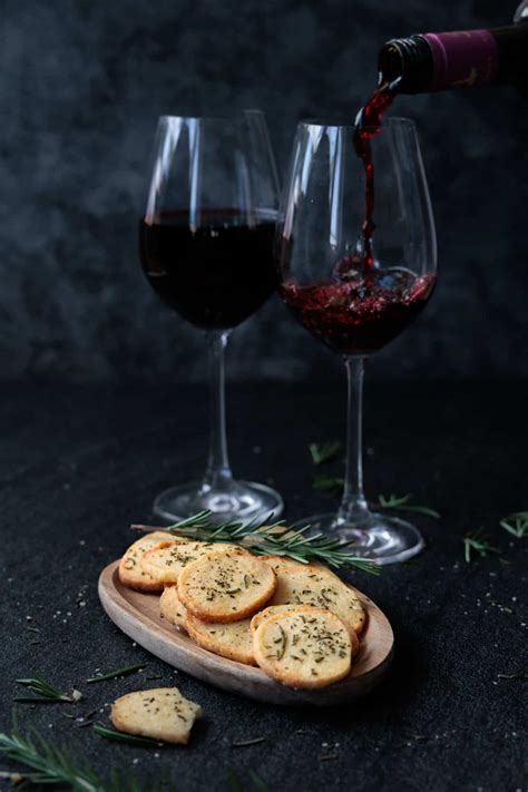 Parmesan Kekse serviert mit Rotwein und Champagner