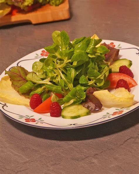 Parmesan-Käsewaffeln auf Teller mit Salat
