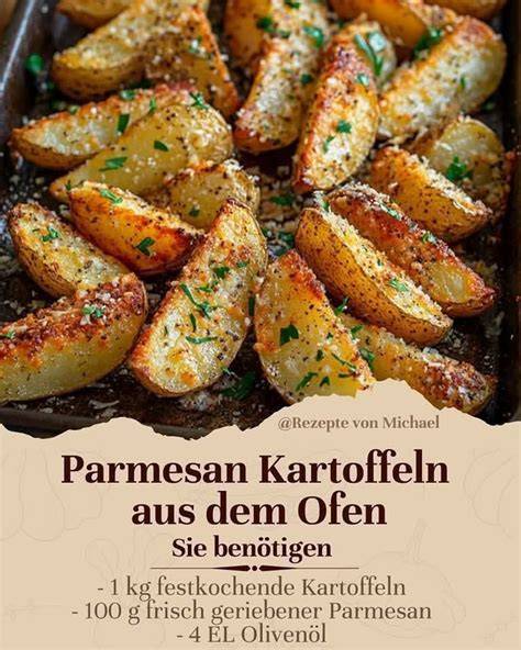 Parmesan-Rosmarin-Kekse frisch aus dem Ofen auf Backpapier