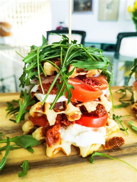 Parmesanwaffeln mit Tomaten-Erbsen-Salat und Forelle