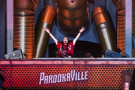 Parookaville Mainstage, Steve Aoki setzt zum Tortenwurf auf Bernd Dicks an