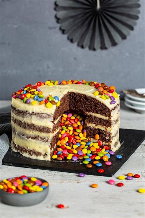 Party: Anschnitt der Piñata-Torte mit bunter Füllung und Kinderjubel
