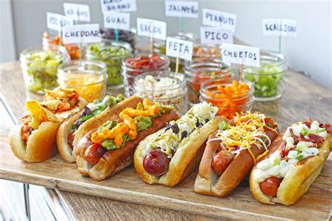 Party Hot Dog Buffet mit verschiedenen Toppings