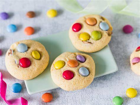 Party-Buffet: Berliner, Amerikaner und Smarties-Sternplätzchen als Farbtupfer