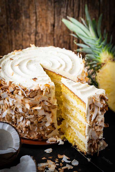 Party-Moment: Stücke der Ananas-Kokos-Torte bei einer Sommerfeier