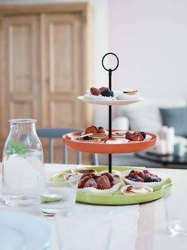 Party-Setting: Smarties-Torte auf Etagere mit bunten Tellern