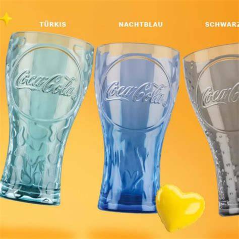 Party-Szene: Mehrere Gläser Cola- und Zitronen-Slush, Gerät im Hintergrund