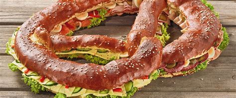 Partybrezeln auf einem großen Backblech