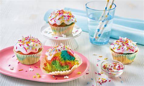Partytaugliche Muffins mit Deko, bunte Muffinförmchen im Einsatz